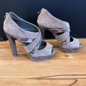 TORY BURCH Waverly taupe snakeskin/suede open-toe zip 5" Chunky heel sz 5